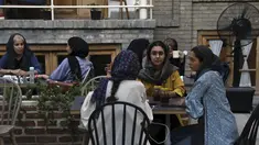 Sejumlah wanita berbincang saat menikmati sore hari di sebuah kafe di pusat kota Teheran, Iran (10/8/2019). Taheran merupakan ibu kota Iran yang memiliki populasi 8.000.000 (metropolitan: 10.000.000). (AP Photo/Vahid Salemi)