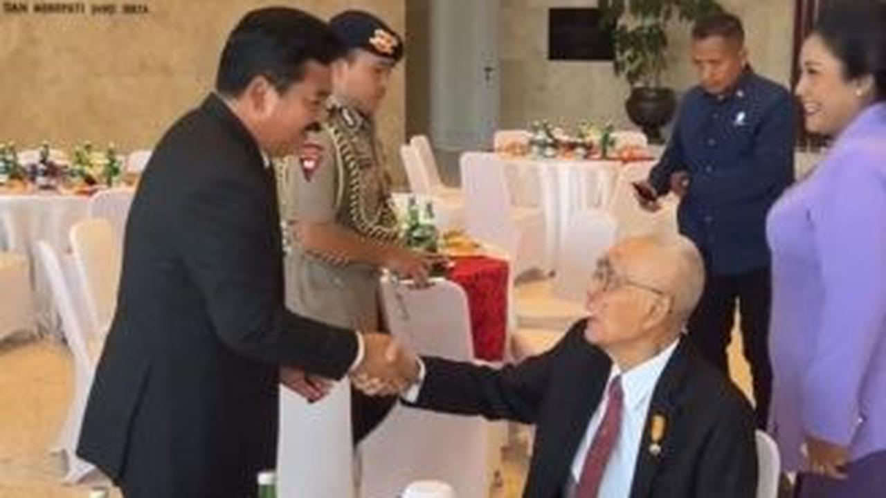 Tampil menggunakan setelan jas dan kacamata hitam, Hadi terlihat hadir didampingi sang istri tercinta.