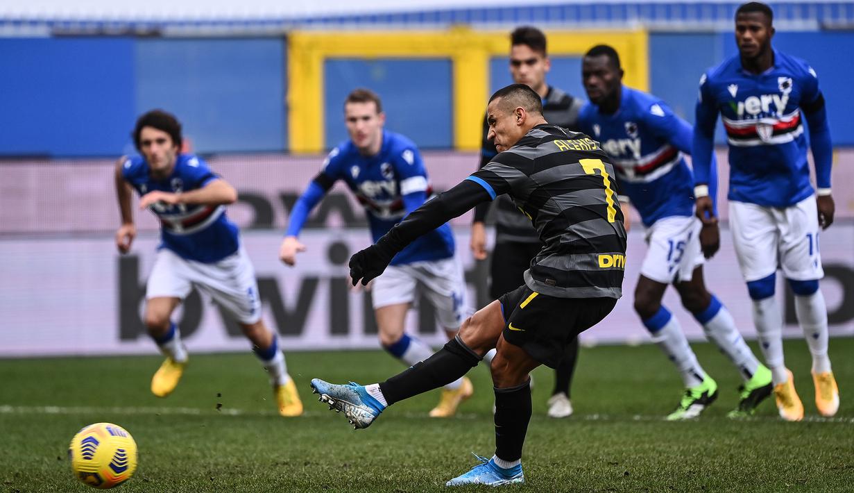 Striker Inter Milan, Alexis Sanchez melakukan eksekusi penalti yang gagal menghasilkan gol ke gawang Sampdoria dalam laga lanjutan Liga Italia 2020/21 pekan ke-16 di Luigi Ferrari Stadium, Rabu (6/1/2021). Inter Milan kalah 1-2 dari Sampdoria. (AFP/Marco Bertorello)