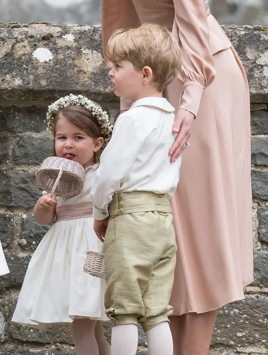 Nah, foto ini diambil saat Puteri Charlotte menjadi bridesaid untuk sang bibi, Pippa Middleton! (Getty Images/Cosmopolitan)