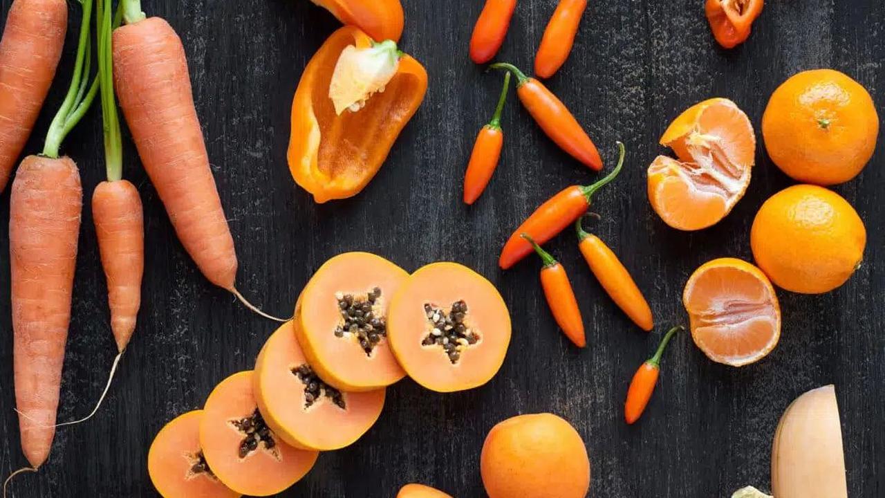 Buah memiliki kandungan gula dan kalori yang lebih tinggi dibandingkan dengan sayuran, tetapi baik buah maupun sayuran kaya serat, vitamin, mineral, dan antioksidan. Jenis tertentu buah dan sayuran memberikan nutrisi yang berbeda.