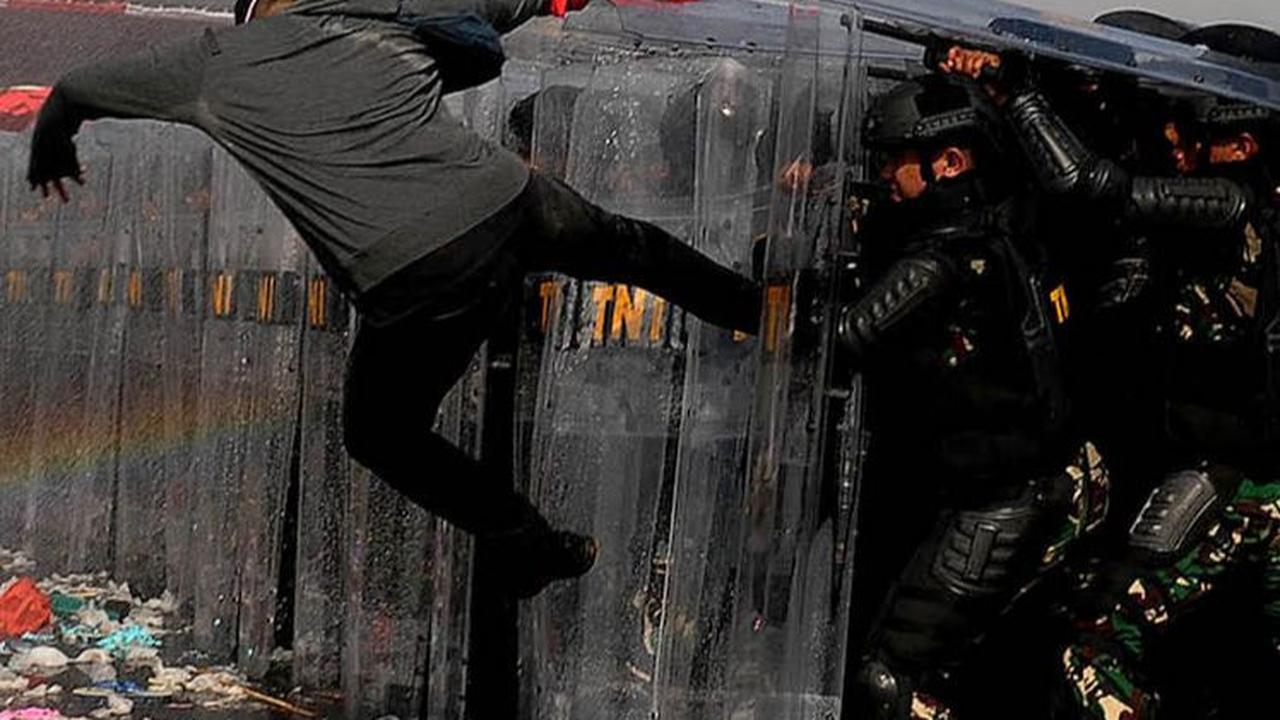 FOTO: Aksi Prajurit TNI Simulasi Hadapi Kericuhan Pemilu 2024, Pakai Water Canon hingga Anjing Pengamanan
