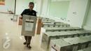 Petugas mengangkut kotak suara yang akan didistribusikan ke kelurahan di Kecamatan Menteng, Jakarta, Senin (17/4). Logistik surat suara Pemilihan Gubernur dan Wagub DKI telah siap didistribusikan ke kelurahan di Jakarta. (Liputan6.com/Gempur M Surya)