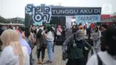 Penonton tiba untuk menyaksikan konser Sheila On 7 yang bertajuk 'Tunggu Aku di Jakarta' di kawasan JIExpo Kemayoran, Jakarta Pusat, Sabtu, (28/1/2023). Jelang penampilan grup musik Sheila On 7 dalam konser bertajuk 'Tunggu Aku di Jakarta' penonton mulai memadati kawasan tersebut. (Liputan6.com/Faizal Fanani)