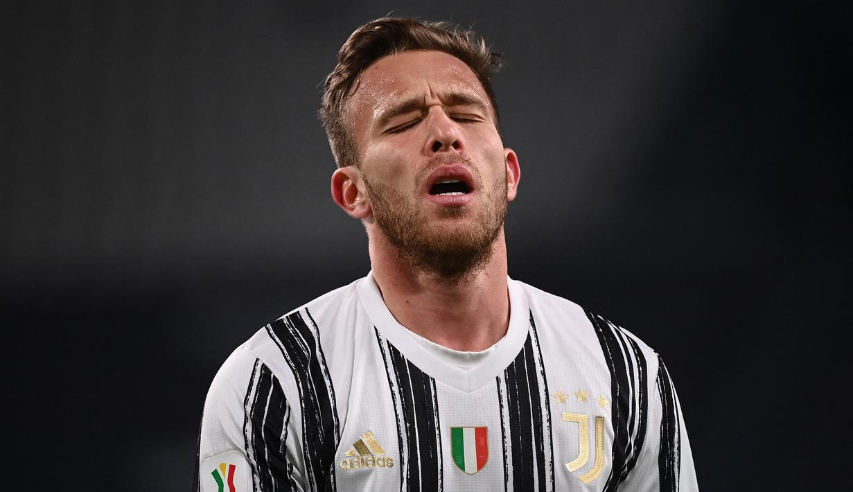 Arthur Melo. Gelandang tengah asal Brasil berusia 25 tahun yang kini menjalani musim keduanya bersama Juventus ini kini berbanderol 25 juta euro, mengalami penurunan 10 juta euro dari sebelumnya 35 juta euro. Jarang dimainkan akibat performa yang menurun jadi penyebabnya.  (AFP/Marco Bertorello)