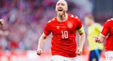 Gelandang Denmark Christian Eriksen merayakan gol yang dicetaknya ke gawang Swedia dalam laga persahabatan menjelang Euro 2024 di stadion Parken, Kamis (6/6/2024). (Liselotte Sabroe / Ritzau Scanpix / AFP)