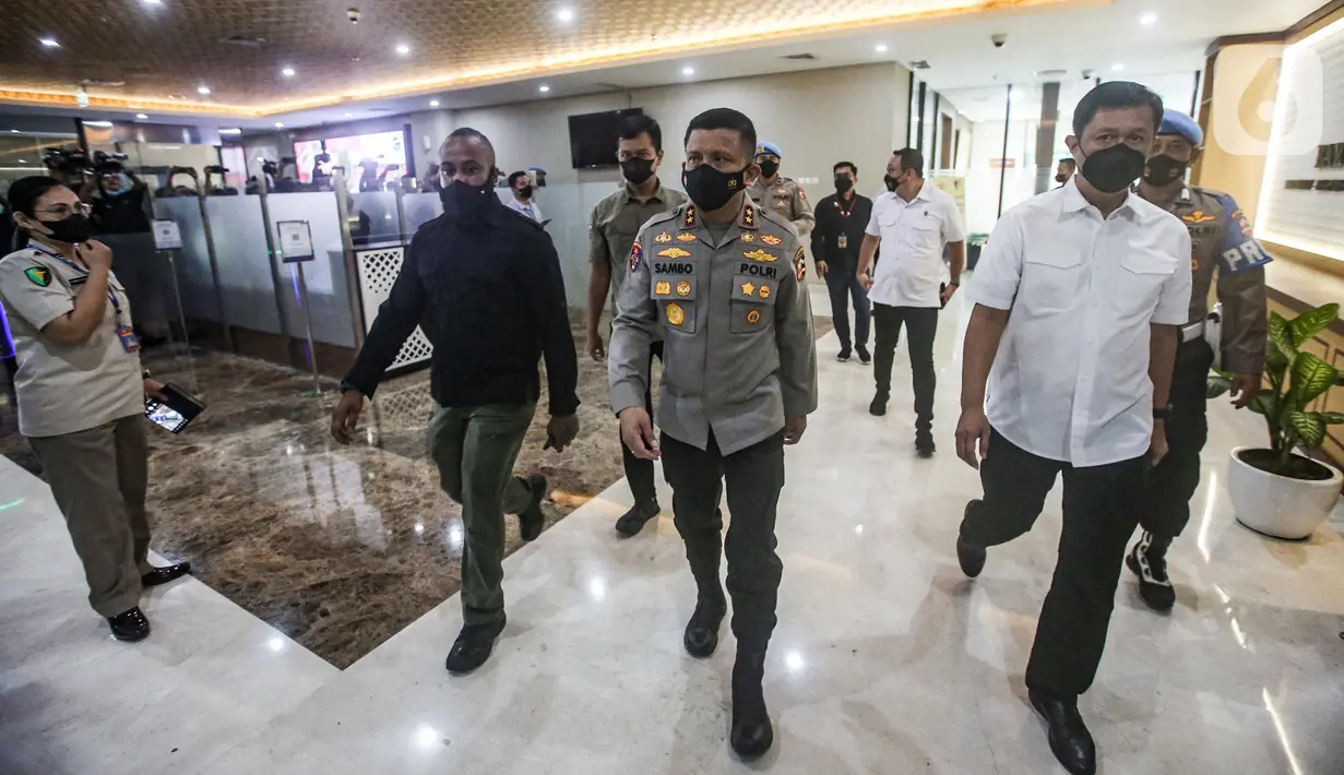 Kadiv Propam Polri nonaktif Irjen Ferdy Sambo menghadiri pemeriksaan Bareskrim Polri atas laporan dari keluarga Brigadir J. Ferdy Sambo di Gedung Bareskrim Mabes Polri, Jakarta, Kamis (4/8/2022). Dalam kesempatan tersebut, Ferdy juga menyampaikan permintaan maaf kepada institusi Polri karena kegaduhan kasus penembakan anak buah di rumah dinasnya. (Liputan6.com/Faizal Fanani)