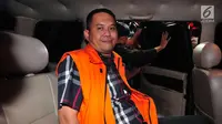  Wali Kota Cilegon Tubagus Iman Ariyadi berada di dalam mobil tahanan usai keluar dari Gedung KPK, Jakarta, Minggu (24/9). Iman Ariyadi ditetapkan sebagai tersangka kasus suap izin AMDAL pembangunan Transmart di Cilegon. (Liputan6.com/Helmi Afandi)