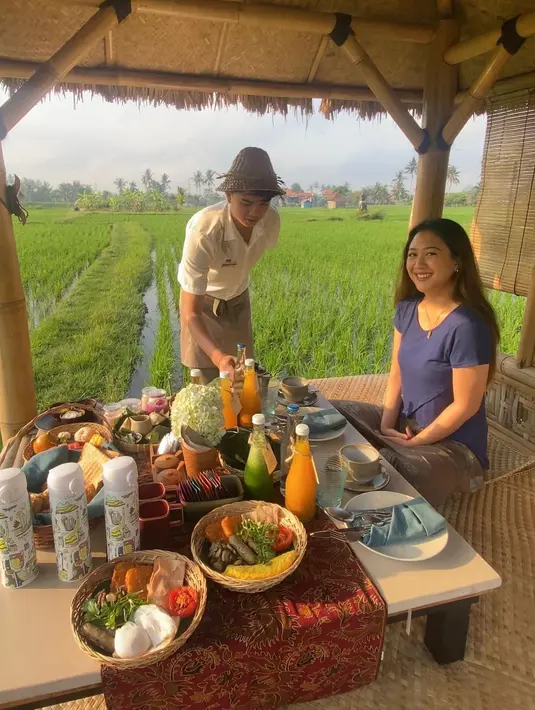 Gaya tomboy Sherina kembali terlihat saat menikmati sarapan di tengah sawah [@sherinamunaf]