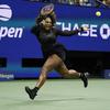 Petenis Amerika Serikat, Serena Williams mengembalikanb bola pukulan Ajla Tomljanovic dari Austrailia pada putaran ketiga kejuaraan tenis AS Terbuka di New York (2/9/2022). Upaya Serena Williams untuk gelar Grand Slam ke-24 di nomor tunggal secara resmi berakhir. (AP Photo/Charles Krupa)