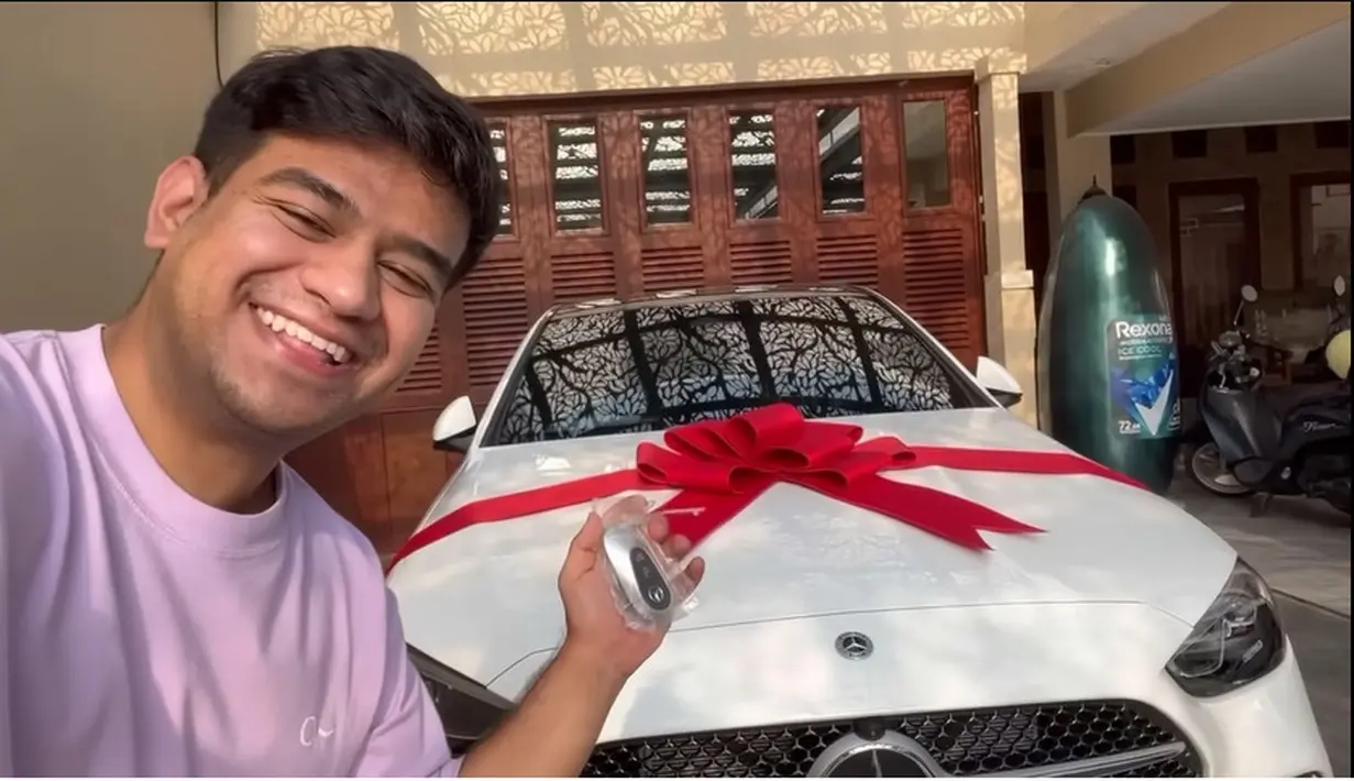 Sebagai kado ulang tahun mamanya, Faidil Jaidi memberikan kado mobil mewah untuk mamanya. Momen haru begitu terlihat saat memberikan sebuah mobil warna putih dengan pita merah sebagai hadiah untuk ultah sang mama. [Youtube/Fadil Jaidi]