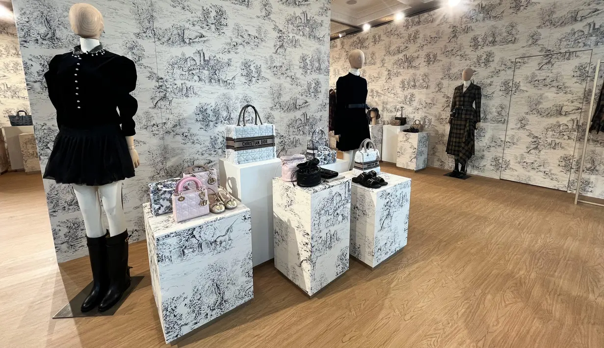 Terinspirasi dari perjalanan Dior di masa lalu, koleksi ini membangkitkan sejuta kenangan. Pada tahun 1955, Monsieur Dior mempresentasikan karyanya di Perthshire, Skotlandia, di ruang dansa Gleneagles Hotel. Bagi Direktur Kreatif Koleksi Wanita Dior,  Maria Grazia Chiuri, negara ini telah menjadi kerangka naratif koleksi Dior cruise 2025 – yang diluncurkan di taman Drummond Castle – tempat kenangan, inspirasi, dan saran menyatu untuk menghasilkan bentuk dan sulaman. [ Foto: dok Fimela.com]