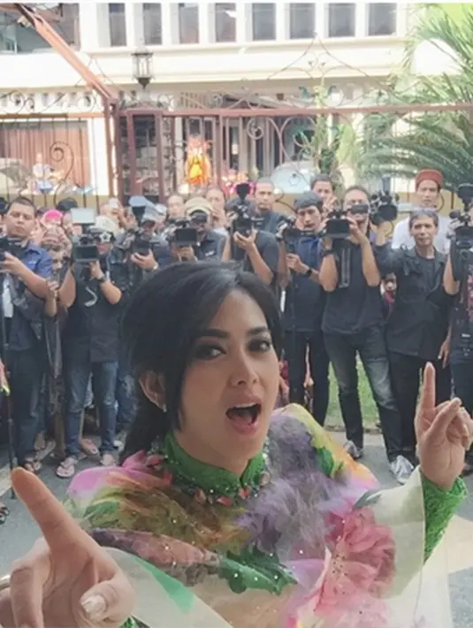 Syaharini memperkenalkan pacar barunya pada Idul Adha (25/9/2015). Dalam foto yang diunggah, Syahrini menulis: "Selamat HARI Raya "Idul Adha" dari Aku Dan Pacar Aku, PARA AWAK MEDIA. (Via Instagram/@princessyahrini)