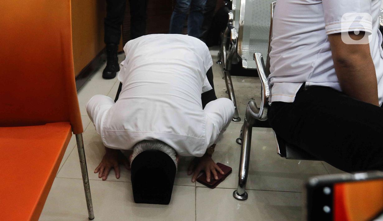 Ayahanda terdakwa AKBP Arif Rahman Arifin, Arifin Rohim sujud syukur usai pembacaan vonis oleh majelis hakim dalam sidang putusan di Pengadilan Negeri Jakarta Selatan, Kamis (23/2/2023).  Arif Rachman Arifin terdakwa perintangan penyidikan atau obstruction of justice kasus pembunuhan berencana Brigadir Yosua, divonis 10 bulan penjara. (Liputan6.com/Herman Zakharia)