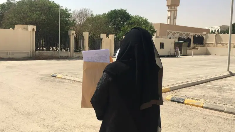 Aziza Al-Yousef saat membawa petisi ke Pengadilan Kerajaan di Riyadh