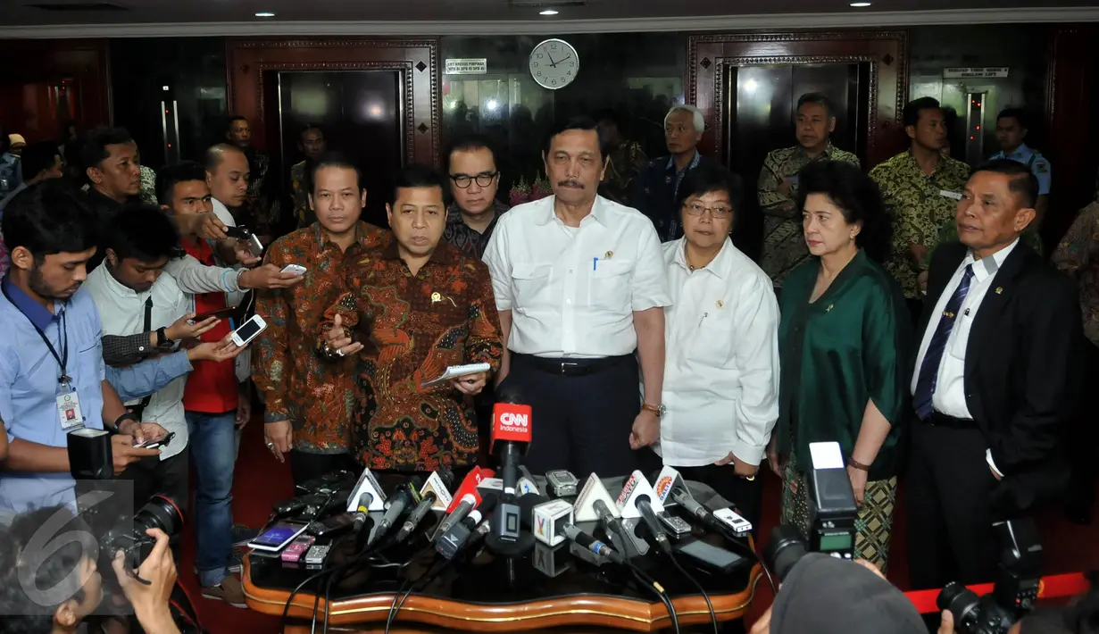 Ketua DPR Setya Novanto, Menko Polhukam Luhut Binsar Pandjaitan, Menteri LHK Siti Nurbaya dan Menkes Nila F Moelok memberi keterangan usai menggelar pertemuan terkait kebakaran hutan dan kabut asap di Jakarta, Jumat (16/10). (Liputan6.com/Johan Tallo)