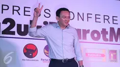 Basuki Tjahaja Purnama (Ahok) memberi salam dua jari jelang konferensi pers terkait hasil hitung cepat Pilkada DKI 2017 di Jakarta, Rabu (14/4). Ahok memberikan ucapan selamat kepada Anies-Sandi yang menang hasil hitung cepat. (Liputan6.com/Angga Yuniar)