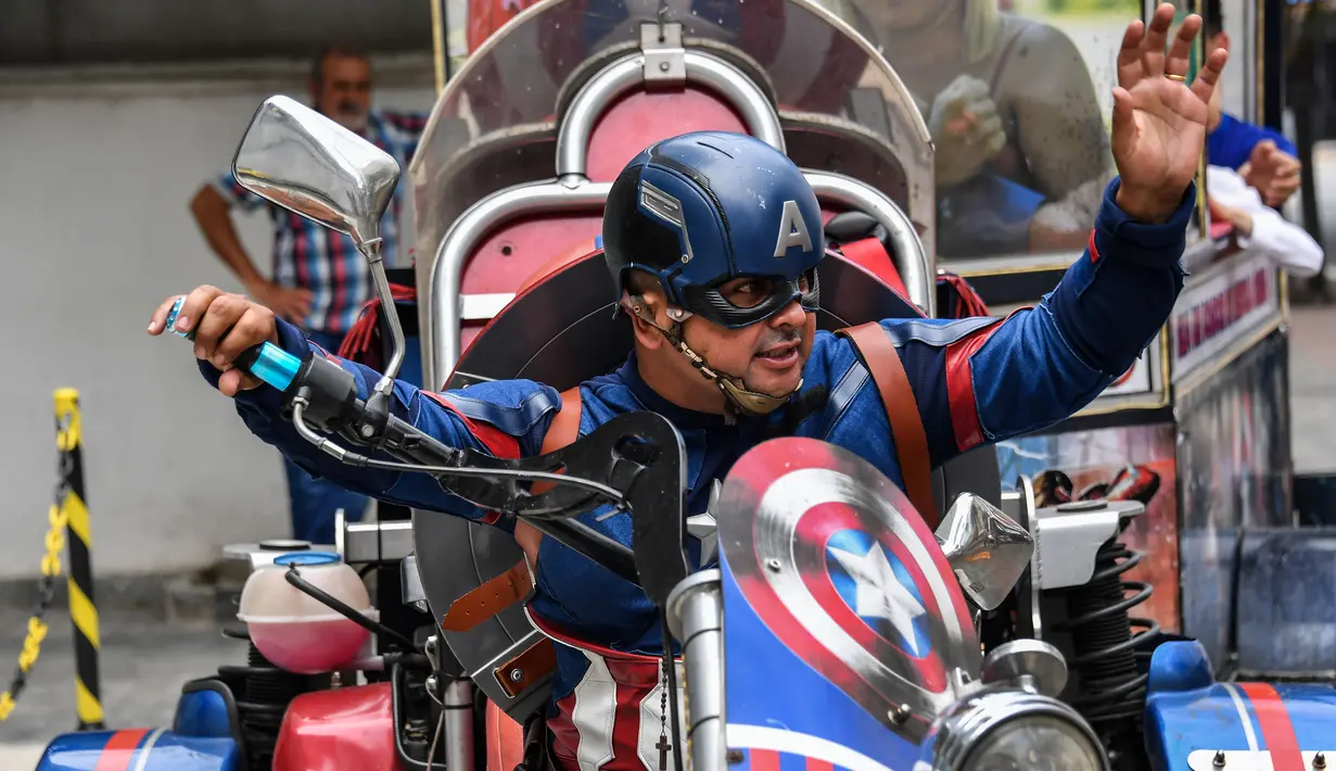 Wakil kandidat untuk Partai Sosial Liberal (PSL), Luiz Carlos de Paula yang dikenal sebagai Captain America menunggangi motor besar beroda tiga saat melakukan kampanye di Sao Paulo, Brasil, 26 September 2018. (AFP/NELSON ALMEIDA)
