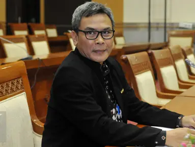 Calon pimpinan (capim) KPK Johan Budi mengikuti uji kelayakan dan kepatutan capim KPK di Komisi III DPR, Kompleks Senayan, Jakarta, (14/12). Empat orang Calon Pimpinan KPK hari ini mengikuti uji kelayakan dan kepatutan. (Liputan6.com/JohanTallo)