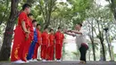 Anak-anak mempelajari seni bela diri selama liburan musim panas di Shahe, Provinsi Hebei, China utara, pada 9 Agustus 2020. (Xinhua/Mou Yu)