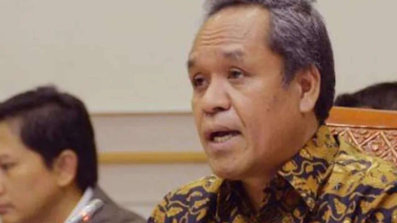 "Tapi kalau itu bagian pelayanan, mestinya tidak boleh ada lagi masa berlaku SIM, harus seumur hidup. Kalau setiap lima tahun, ini ya itu kan alat cari duit,"