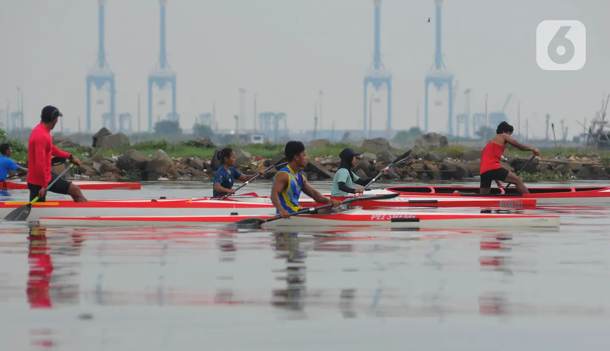 Atlet dayung DKI Jakarta melakukan sesi latihan rutin di Sungai Kanal Banjir Timur (KBT) Muara Marunda Kepu, Jakarta, Jumat (16/6/2023). (merdeka.com/imam buhori)