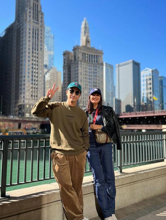 Seru jalan-jalan barang bak pasangan muda, keduanya pun abadikan potret kebersamaannya di setiap sudut indah Kota Chicago. Abadikan momen indah dengan latar belakang foto gedung pencakar langit, banyak netizen doakan rumah tangga keduanya agar selalu harmonis dan langgeng. (Liputan6.com/IG/@winkywiryawan912)