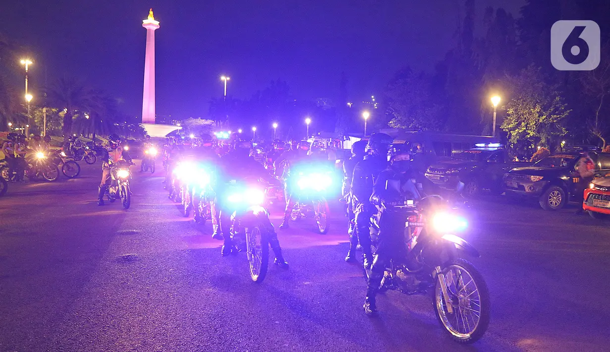 Petugas gabungan saat patroli penegakkan protokol kesehatan COVID-19 di Jalan Veteran, Jakarta Pusat, Sabtu (26/12/2020). Dalam kegiatan tersebut, aparat mengamankan sejumlah pemuda untuk dilakukan Rapid Test massal di Pos Polisi Bundaran HI dan diberikan sanksi menyapu. (Liputan6.com/Herman Zakhari