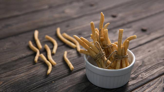 Cara Membuat Kue Bawang Daun Jeruk Renyah - Lifestyle 