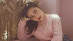 Kacamata menjadi salah satu fashion item yang tak boleh dilewatkan bagi wanita 24 tahun. Menggunakan kacamata lensa gelap yang dipadukan dengan sweater pink, membuat gaya Prilly semakin trendi. (Liputan6.com/IG/@prillylatuconsina96)