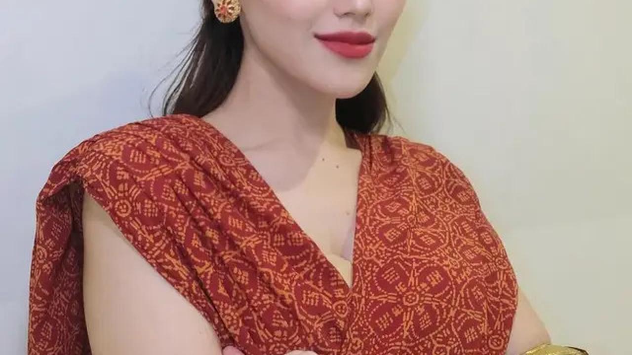 8 Potret Ayu Ting Ting Pakai Batik, Anggun dan Elegan di Berbagai Momen