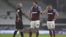 Fulham vs West Ham (7/2/2021). Wasit Mike Dean memberikan kartu merah kepada gelandang West Ham, Tomas Soucek (tengah) karena dianggap menyikut striker Fulham, Aleksandar Mitrovic. Akhirnya FA menganulir keputusan tersebut setelah kubu West Ham melakukan banding. (AFP/Clive Rose/Pool)