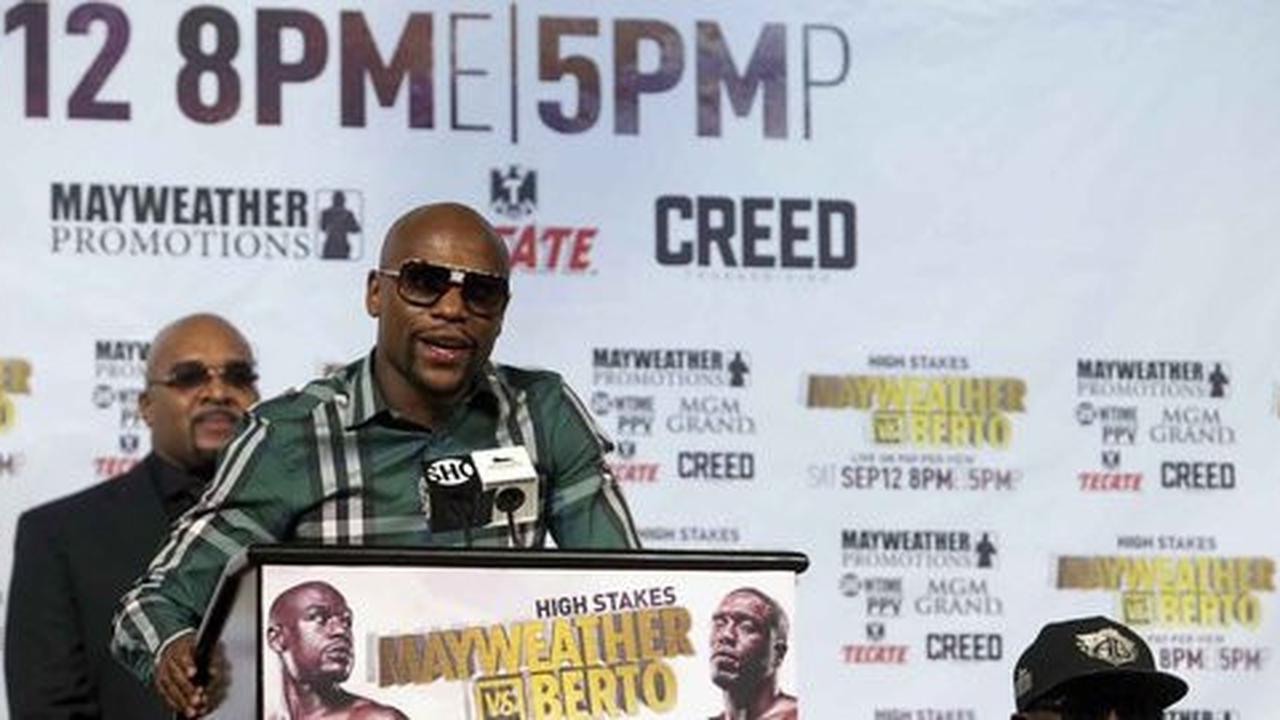 Mayweather tak terkalahkan, Berto 3 kali terseok
