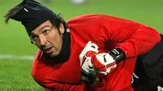 Juventus' goalkeeper Gianluigi Buffon takes part to the training session prior to their "Serie A" football match against Torino on February 26, 2008 at Olympic Stadium in Turin. AFP PHOTO/GIUSEPPE CACACE