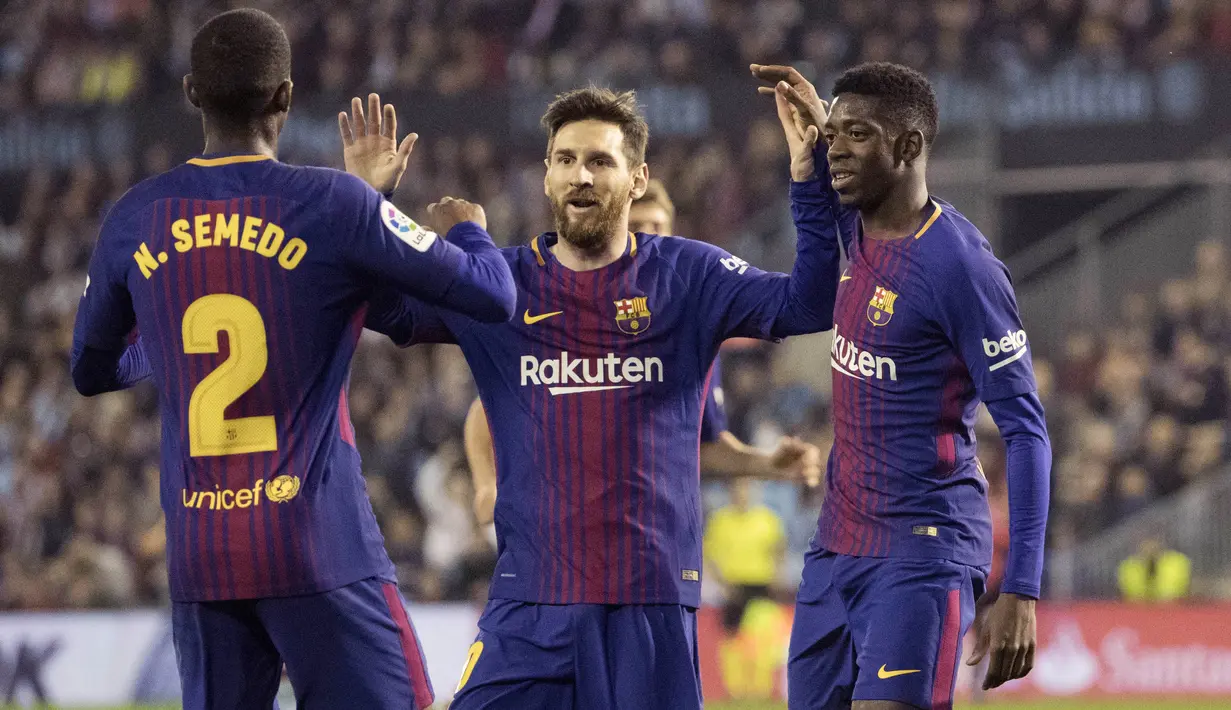 Pemain Barcelona, Lionel Messi, Nelson Semedo dan Ousmane Dembele, merayakan gol ke gawang Celta Vigo pada laga La Liga di Stadion Balaidos, Rabu (18/4/2018). Celta Vigo bermain imbang 2-2 dengan Barcelona. (AP/Lalo R. Villar)