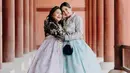 Mereka juga tak menyia-nyiakan untuk memaksimalkan liburan dengan mencoba pakai baju daerah setempat. Seperti mengenakan hanbok saat di Korea Selatan. [Foto: Instagram @jscmila]
