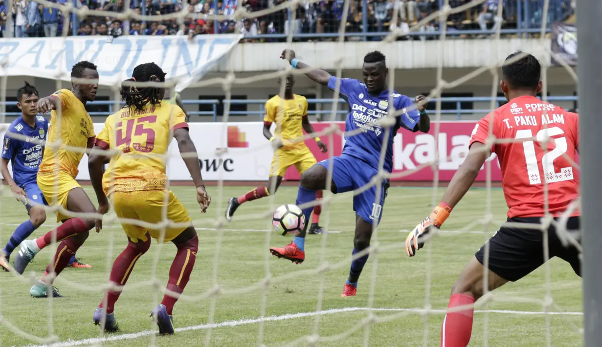 Striker Persib Bandung, Ezechiel Ndouassel, melepaskan tendangan ke gawang Sriwijaya FC pada laga Grup A Piala Presiden di Stadion GBLA, Bandung, Selasa (16/1/2018). Persib menang 1-0 atas Sriwijaya FC. (Bola.com/M Iqbal Ichsan)