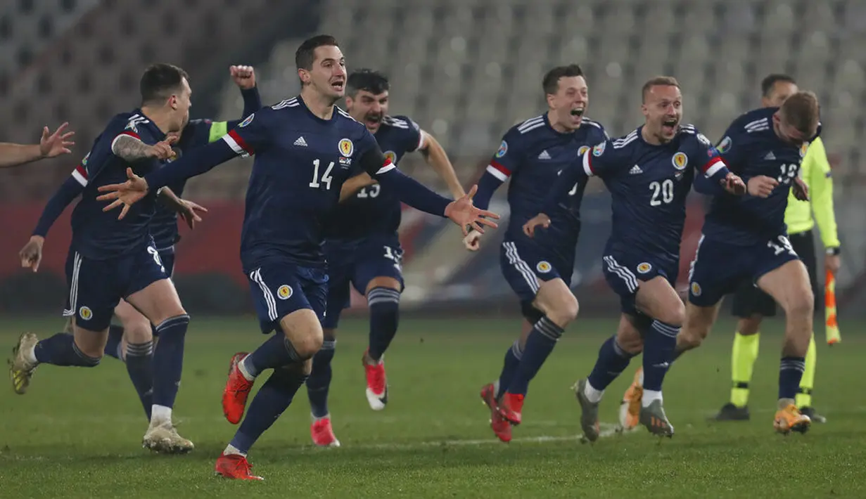 Pemain Skotlandia merayakan kemenangan atas Serbia pada pertandingan playoff Euro 2020 di Stadion Rajko Mitic, Beograd, Serbia, Kamis (12/11/2020). (AP Photo/Darko Vojinovic)