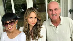 Saat masih dalam suasana Hari Raya Idul Fitri, Cinta Laura dan keluarga rayakan Idul Fitri di Jerman. Keluarga Kiehl ini pun kompak kenakan busana warna putih untuk simbolkan hari yang suci. (Liputan6.com/IG/@claurakiehl)