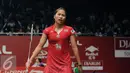 Pebulutangkis tunggal putri Thailand, Ratchanok Intanon saat tampil melawan Lindaweni Fanetri (Indonesia) di Total BWF Championships 2015 di Jakarta, Kamis (13/8/2015). Laga Intanon terhenti akibat cedera. (Liputan6.com/Helmi Fithriansyah)