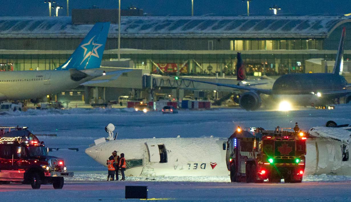Sebuah pesawat maskapai Delta mengalami kecelakaan saat mendarat di Bandara Internasional Toronto Pearson, Ontario, Kanada pada Selasa 17 Februari 2025. (Geoff Robins/AFP)