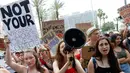 Sejumlah wanita peserta pawai "SlutWalk" tahunan berorasi di kota pantai Mediterania Israel Tel Aviv (4/5). Mereka memprotes budaya pemerkosaan dan pelecehan seksual yang ditujukan pada wanita. (AFP Photo/Jack Guez)