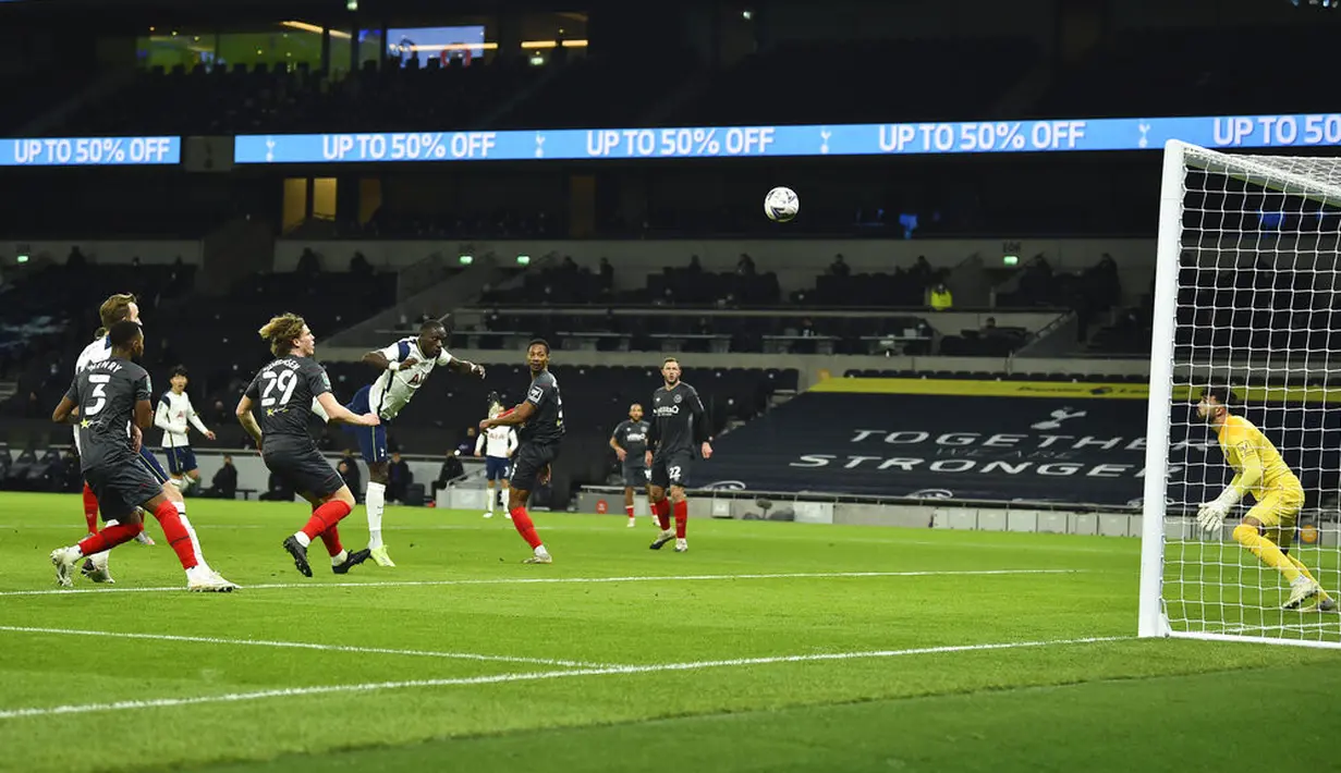Penaim Tottenham Hotspur Moussa Sissoko (ketiga dari kiri) mencetak gol ke gawang Brentford pada pertandingan semifinal Piala Liga Inggris di Tottenham Hotspur Stadium, London, Inggris, Selasa (5/1/2021). Tottenham Hotspur menang 2-0. (Glyn Kirk/Pool via AP)