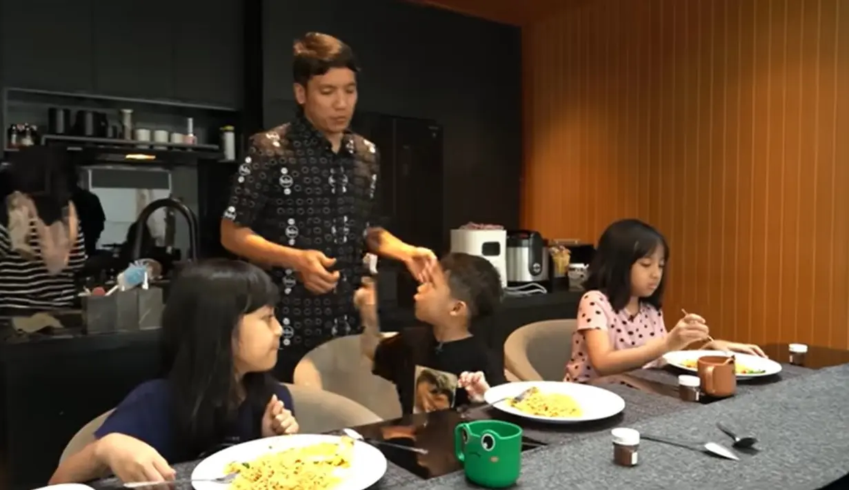 Setelah matang, Desta juga langsung memberikan ke anak-anaknya. Satu persatu pria tiga orang anak itu menanyakan masakan yang baru dibuat. "Enak banget," kata anak lakinya sambil mengacungkan jempol tangannya. [Youtube/Trio Strong Family]