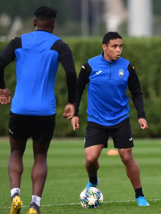 Penyerang Atalanta Luis Muriel (kanan) mengikuti sesi latihan jelang menghadapi Manchester City pada laga Grup C Liga Champions di Bortolotti Sports Center, Cisano, Italia, Selasa (5/11/2019). (Miguel MEDINA/AFP)