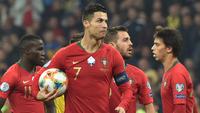 Striker Portugal, Cristiano Ronaldo saat menghadapi Ukraina pada laga Kualifikasi Piala Eropa 2020 di NSK Olimpiyskyi Stadium, Kiev, Ukraina (14/10/2019). Cristiano Ronaldo menjadi pemain dengan koleksi gol terbanyak pada babak kualifikasi Piala Eropa. Dari 35 laga, ia total telah mencetak 31 gol dan 4 assist serta mampu membawa Timnas Portugal selalu lolos dalam 5 edisi terakhir putaran final Piala Eropa mulai 2004 hingga 2020. (AFP/Patricia De Melo Moreira)