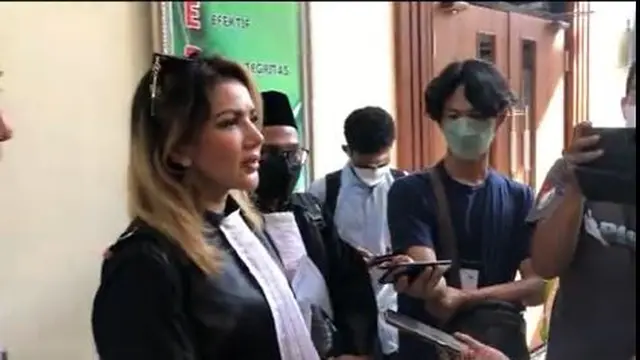 6 Gaya Barbie Kumalasari saat Jadi Pengacara, Tampil Beda