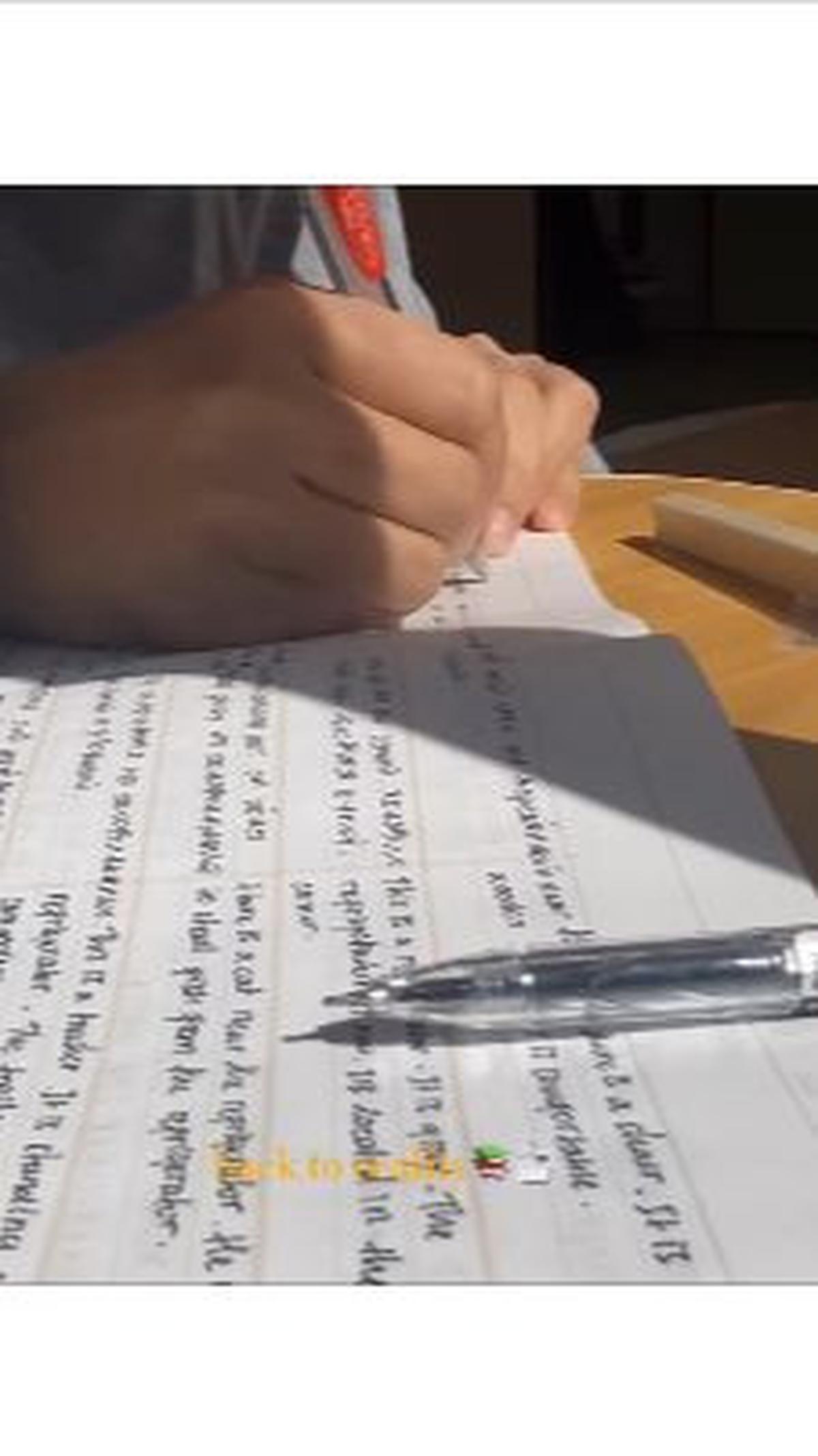 "I knew my hands are burned! 😭 (Aku tahu tanganku terasa terbakar)," ungkapnya. <br>