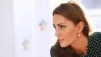 Kate Middleton saat mengunjungi Rumah Sakit Anak Evelina di London, Inggris (11/12). Istri Pangeran William ini tampil cantik dengan balutan gaun polkadot hijau dari L.K. (Chris Jackson/Pool via AP)