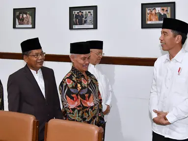 Presiden Joko Widodo atau Jokowi (kanan) saat berkunjung ke Kantor Majelis Ulama Indonesia (MUI) Jawa Barat, Selasa (17/4). Lawatan ini dilakukan dalam kunjungan kerjanya ke Jawa Barat. (Liputan6/Pool/Biro Pers Setpres)